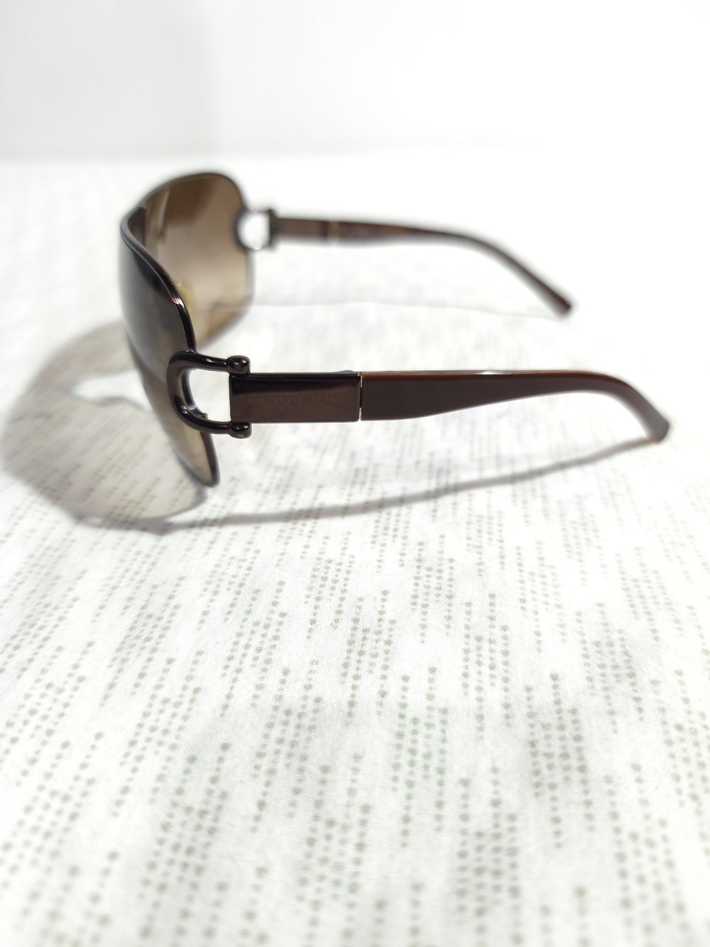 Burberry Vintage Brown Shield Sunglasses for Men - Gradient Brown Lenses - Picture 3 of 12